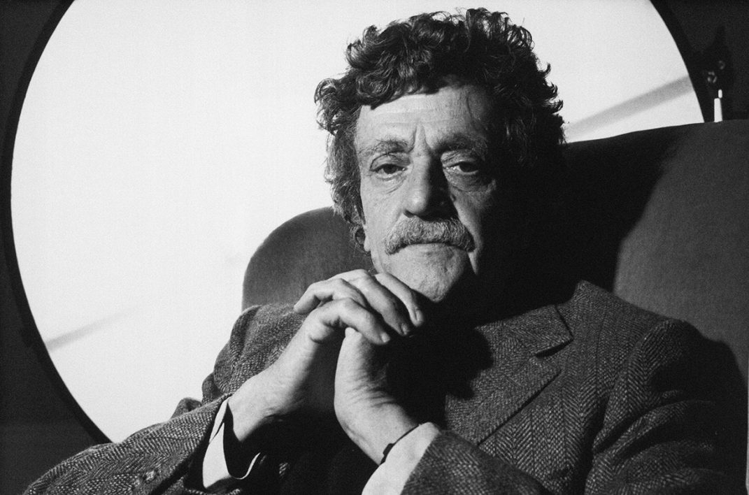 Celebrando cien años de Kurt Vonnegut: un legado inmortal de sátira y ciencia ficción